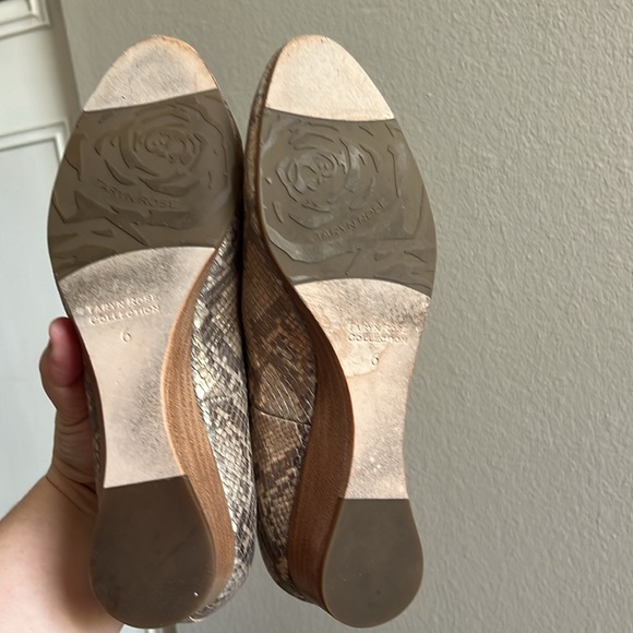 Taryn Rose metallic cobra soft gold wedge loafer size 6 - Picture 6 of 9